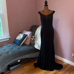 Black Sleeveless V-Neck Formal Gown